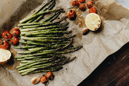 Grilled asparagus with lemon